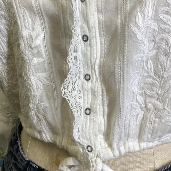 Free People White Boho V Neck Cropped Lace Floral Embroidered Blouse Size XS - Picture 10 of 13
